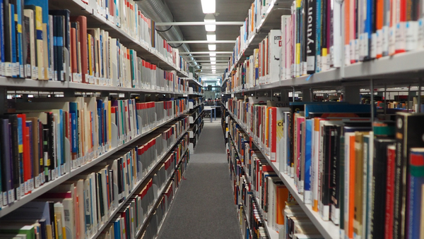 Regale voller Bücher in der Bibliothek von den MINT Fächern.