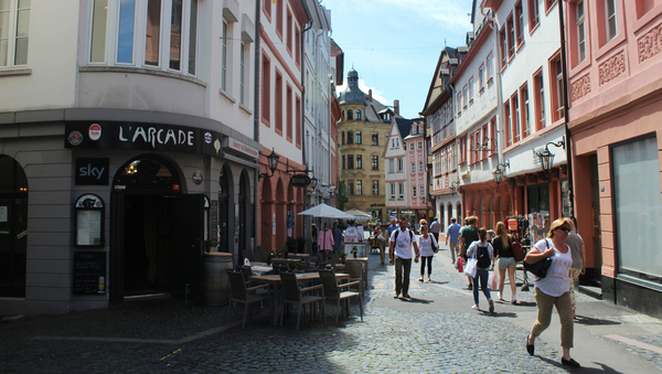 Eine Straße mit Cafés und Geschäften