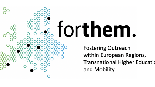 Man sieht das FORTHEM-Logo: Eine schematisch in kleinen Kreisen dargestellte Europakarte, in welcher einzelne schwarze Kreise die Standorte der FORTHEM-Hochschulen markieren. Neben dieser Karte ist der Schriftzug "forthem." zu lesen. Darunter: "Fostering Outreach within European Regions, Transnational Higher Education and Mobility".