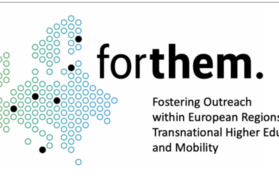 Man sieht das FORTHEM-Logo: Eine schematisch in kleinen Kreisen dargestellte Europakarte, in welcher einzelne schwarze Kreise die Standorte der FORTHEM-Hochschulen markieren. Neben dieser Karte ist der Schriftzug "forthem." zu lesen. Darunter: "Fostering Outreach within European Regions, Transnational Higher Education and Mobility".