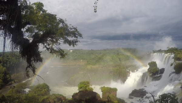 Riesige Wasserfälle, aus denen ein Regenbogen aufsteigt.