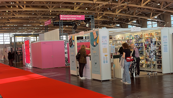 Das Foto zeigt den Innenraum einer Halle auf der Buchmesse. 