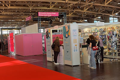 Das Foto zeigt den Innenraum einer Halle auf der Buchmesse. 