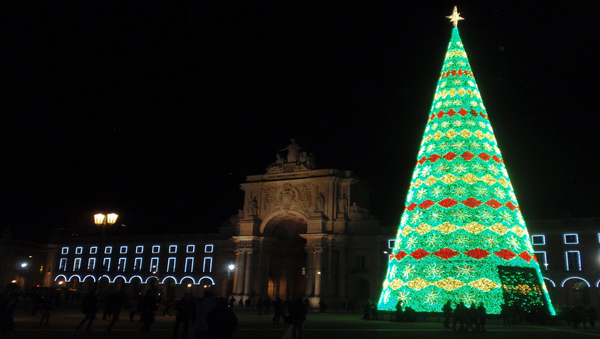 Ein leuchtender Weihnachtsbaum auf der Praça do Comércio.