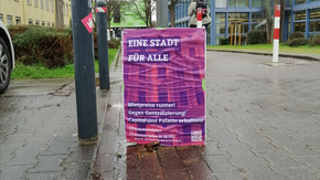 Das Bild zeigt ein Wahlplakat der Linken Liste. Dieses findet sich im Johann-Joachim-Becher-Weg in der Nähe des Gebäudes: "die Muschel"