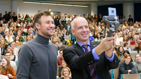 Niklas Kaul mit Universitätspräsident Krausch beim Foto schießen.