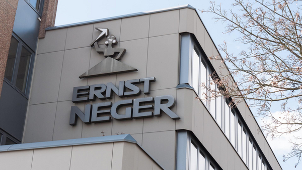 Logo der Firma "Ernst Neger Bedachungs GmbH" am Firmensitz in Mainz-Mombach