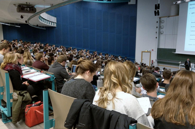 Ein  Hörsal voller Studierender.