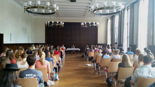 Die alte Mensa der Uni Mainz, gefüllt mit Zuhörern.
