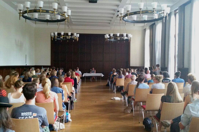 Die alte Mensa der Uni Mainz, gefüllt mit Zuhörern.