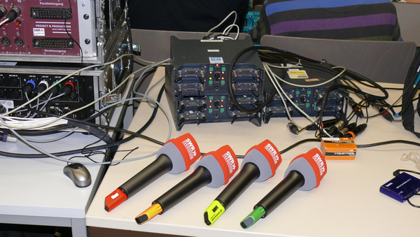 Vier Mikrofone auf dem Regiepult des SWR