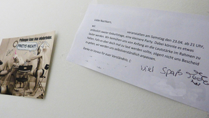 Auf einem weißen Hintergrund: Links eine Postkarte und rechts ein weißer Zettel mit einem Text, der die Hausmitbewohner auf die bevorstehende WG-Party hinweist.