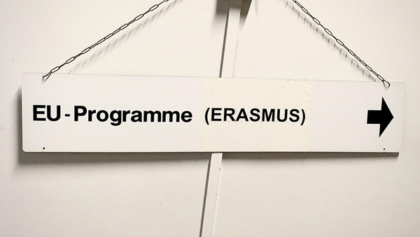 Hinweisschild mit Verweis auf Erasmus+ 
