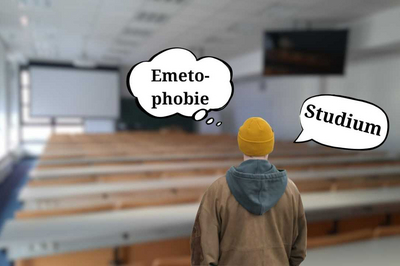 Eine Person steht in einem Hörsaal. Über ihm ist eine Gedankenblase "Emetophobie" und eine Sprechblase "Studium".
