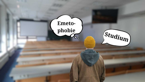 Eine Person steht in einem Hörsaal. Über ihm ist eine Gedankenblase "Emetophobie" und eine Sprechblase "Studium".