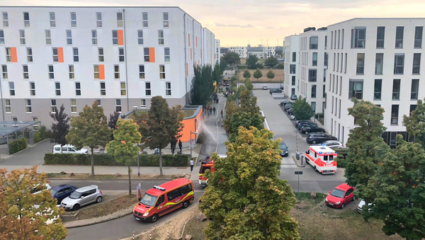 Mehrere Feuerwehrautos und ein Krankenwagen am Nachmittag vor dem Wohnheim Kisselberg.