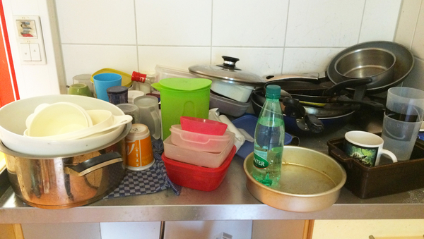 Geschirr auf der Arbeitsfläche in einer Küche. 