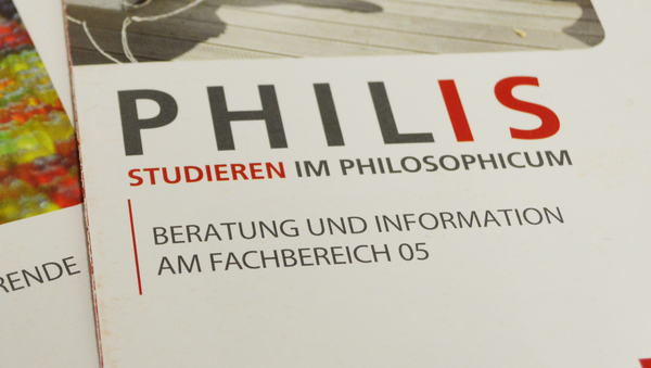 Ein PHILIS Flyer: Studieren im Philosophicum. Beratung und Organisation am Fachbereich 05.