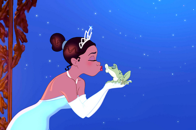 Prinzessin Tiana küsst einen Frosch.