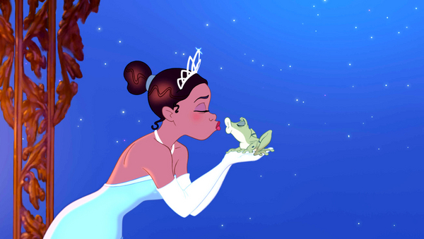 Prinzessin Tiana küsst einen Frosch.