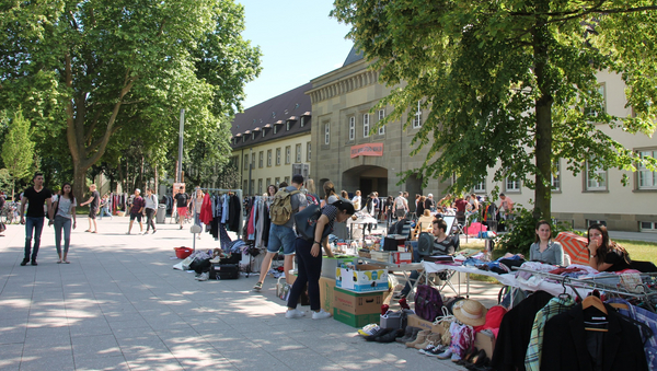 Das Portal der Uni Mainz: Verkaufsstände und interessierte Besucher.