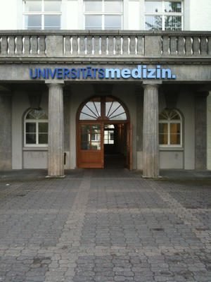 Eingang zur Universitätsmedizin