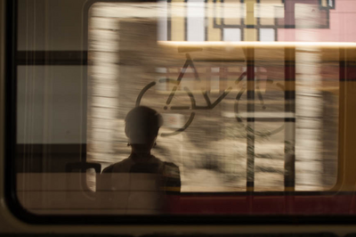 Frau gespiegelt in einem Zugfenster