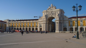 Praça do Comércio in Lissabon mit dem Arco da Rua Augusta im Hintergrund.