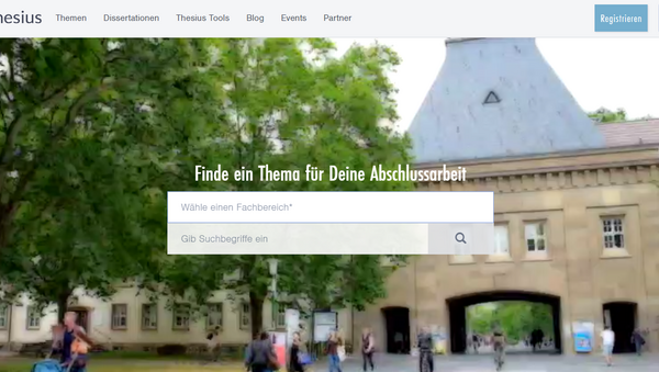 Ein Screenshot von der Thesius Website. Als Hintergrundbild der Eingang der Uni Mainz. In der Mitte ein Suchfeld. 