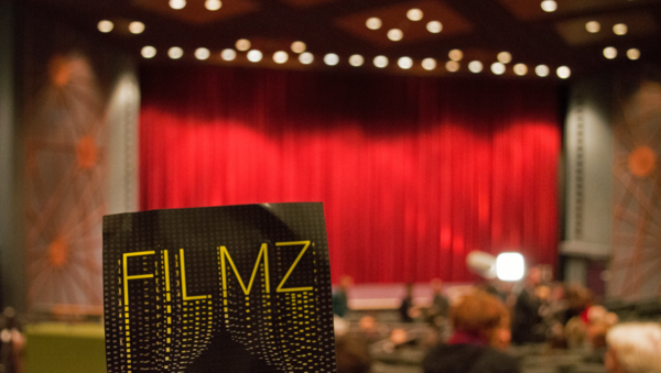 FILMZ-Flyer in einem Kinosaal