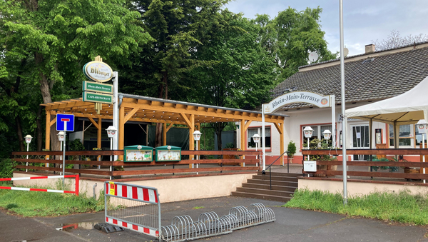 Beschildert mit der Aufschrift "Rhein-Main-Terrasse" ist die Außenanlage eines Restaurants zu sehen.