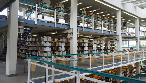 Die Rechts- und Wirtschaftswissenschaften Bereichsbibliothek. Drei Stockwerke voller Bücherregale.