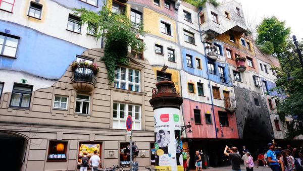 The colourful fassade of the Hundertwasser House in Vienna.