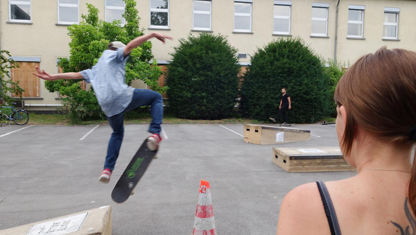 Skateboard Trick über Rampe