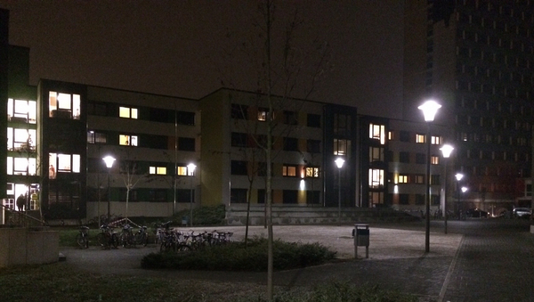 Das Wohnheim Inter 2 bei Nacht.