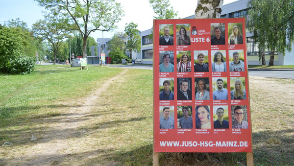 Das Bild zeigt ein Wahlplakat auf dem Campus.