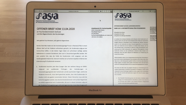 Auf einem Bildschirm sind sowohl der offene Brief des AStA an die Bundes- als auch der Brief an die Landesregierung zu sehen. Der Brief an die Bundesregierung nimmt jedoch den Großteil des Platzes ein.