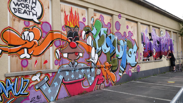 Gesammelte Graffiti-Kunstwerke an der Wand
