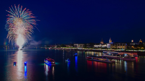 Ein Feuerwerk über dem Rhein.