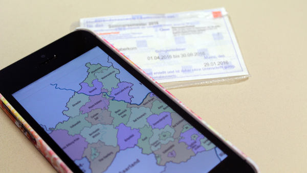Ein Smartphone, auf dem eine Kart von Rheinland-Pfalz abgebildet ist. Daneben ein Semesterticket der Uni Mainz.