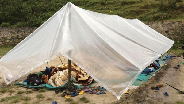 Kinder unter einem Zeltdach