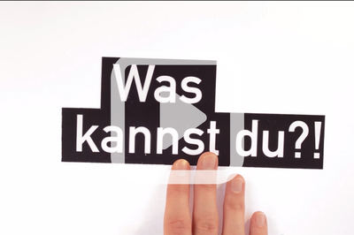 Standbild aus Erklärvideo "Kulturkurse" mit Hand und Schrift "Was kannst du?"