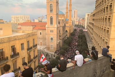 Aussicht auf den Riad El-Solh Platz in Beirut und einen Demonstrationszug.