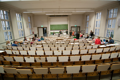 Sitzung des Studierendenparlaments in einem leeren Vorlesungssaal.