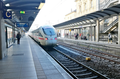 Ein Fernverkehrszug der deutschen Bahn im Mainzer Bahnhof.