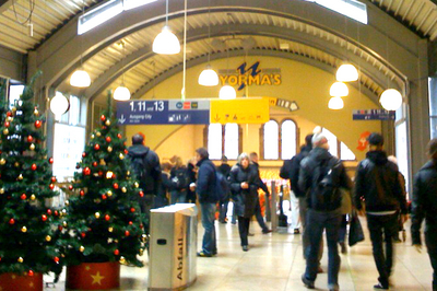 Weihnachtsbäume im Mainzer Hauptbahnhof