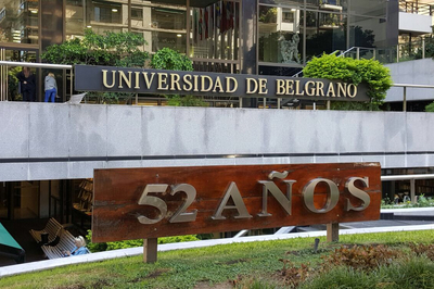 Der Eingang der Universidad de Belgrano. Davor ein Schild, auf dem "52 años" steht.