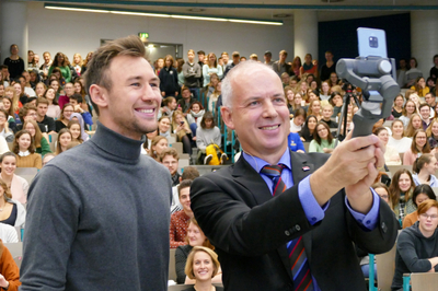 Niklas Kaul mit Universitätspräsident Krausch beim Foto schießen.