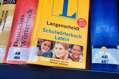 Schulwörterbuch "Latein" in der GFG Bibliothek