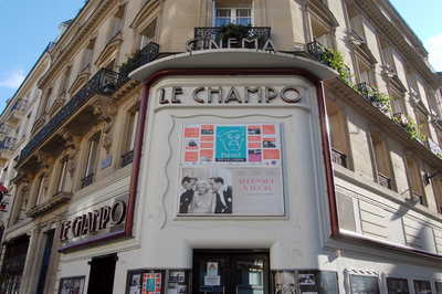 Straßenecke in Paris mit dem Kino Le Champo.